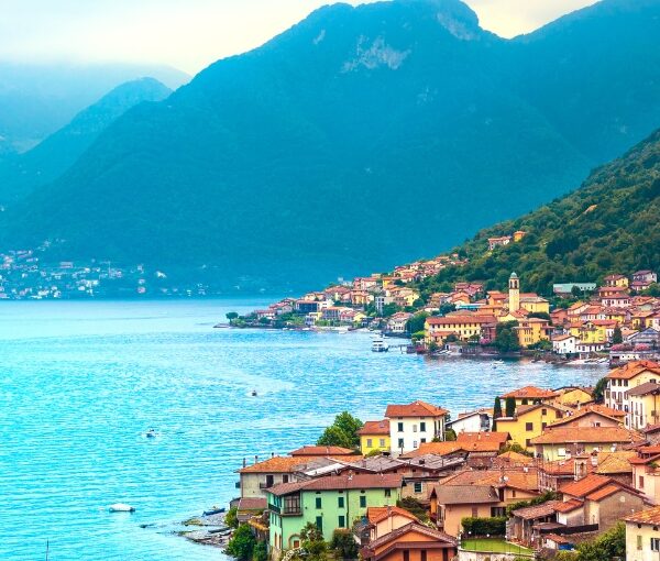 Lago de Como y montañas