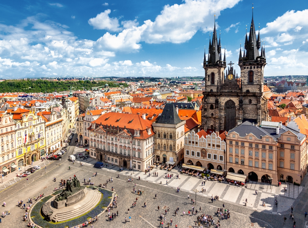 old town square Praga Hoy dispones del día completo para disfrutar de la ciudad con total libertad y sin prisas. Es el momento perfecto para seguir callejeando, sentarte en alguna terraza y observar el ritmo local, o aprovechar para hacer las últimas compras y llevarte algún recuerdo especial de Praga. Un día para cerrar el viaje a tu manera, reviviendo tus rincones favoritos y despidiéndote de la ciudad con calma.